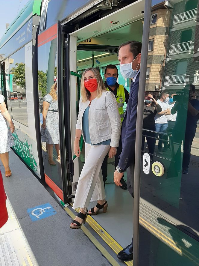 La Consejera de Fomento, Marifrán Carazo, se baja de uno de los trenes dobles (JUNTA) 