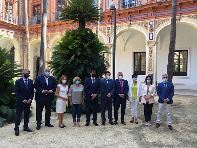 Foto de familia tras el acto (DIPUTACIÓN)