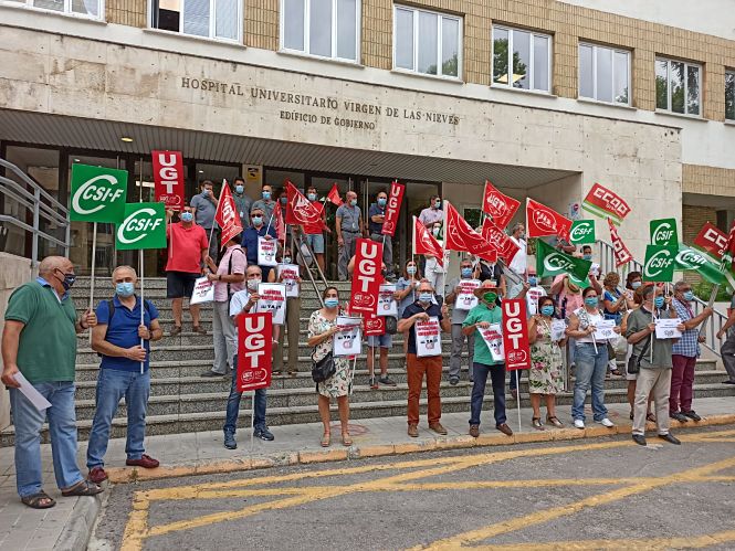 Concentración en la puerta del Hospital Virgen de las Nieves (UGT)