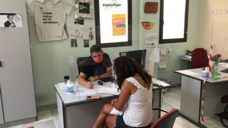 un técnico de RRHH del Ayuntamiento de Vegas del Genil atiende a una vecina (AYTO. VEGAS DEL GENIL)