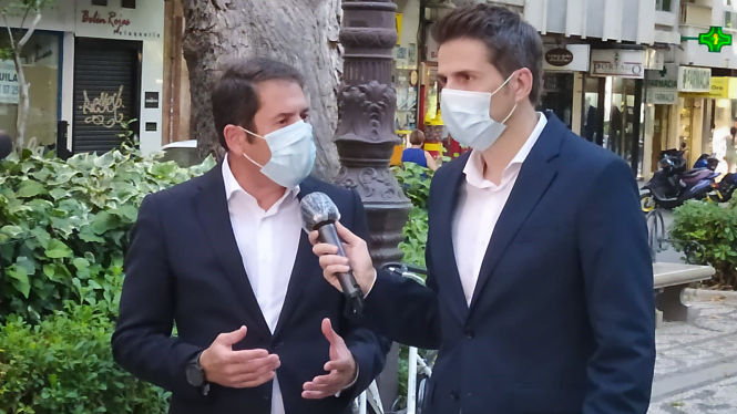  Gerardo Cuerva junto a Fernando Díaz de la Guardia recorriendo el centro de Granada (CÁMARA GRANADA)