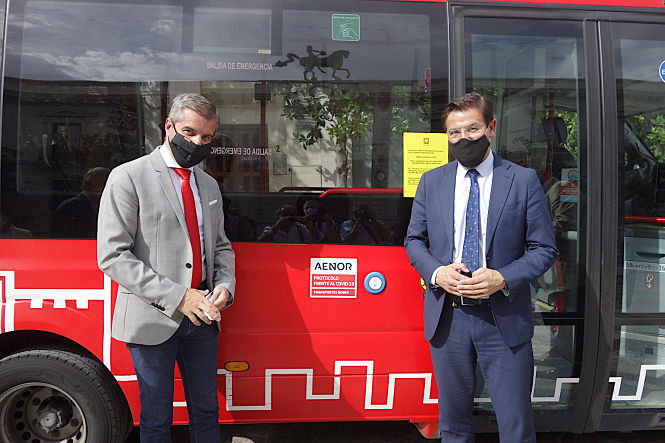 Luis Salvador y César Díaz junto a un autobus de Transportes Rober (JAVIER ALGARRA / AYUNTAMIENTO)