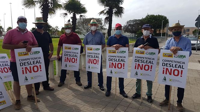 Miembros del campo andaluz en la concentración de Algeciras (FAECTA) 