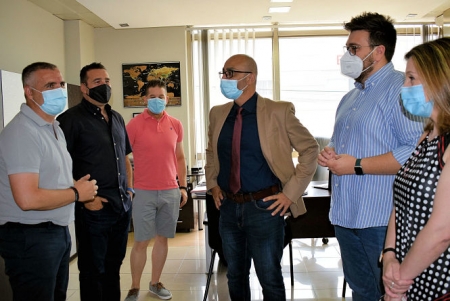 Imagen de la visita del Alclade de Alboltoe a una de las empresas de Sima (AYTO. ALBOLOTE)