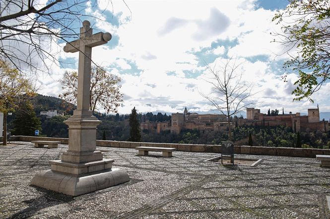 Mirador de San Nicolas con la Alhambra al fondo (ÁLEX CÁMARA / EUROPA PRESS)