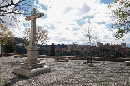 Mirador de San Nicolas con la Alhambra al fondo (ÁLEX CÁMARA / EUROPA PRESS)