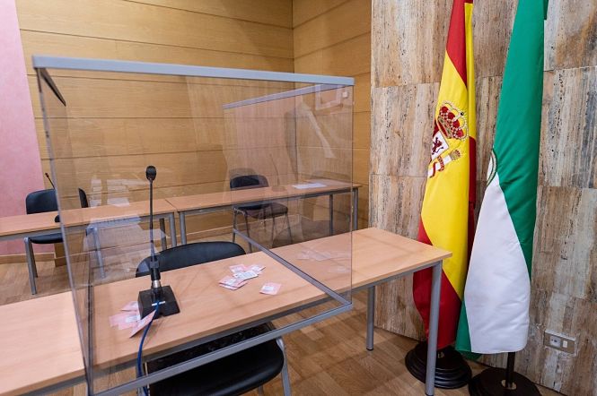 Mampara en una sala de vistas (JUNTA DE ANDALUCÍA) 