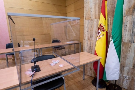 Mampara en una sala de vistas (JUNTA DE ANDALUCÍA) Mampara en una sala de vistas (JUNTA DE ANDALUCÍA)