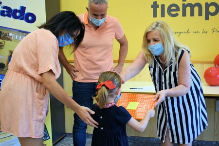 La Cocnejala de Juventud, Mari Carmen Calderay entrega uno de los  premios (AYTO. ALBOLOTE)