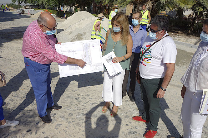 Eva Martín ha visitado las obras en el Cerrillo de Maracena (JAVIER ALGARRA / AYUNTAMEINTO)