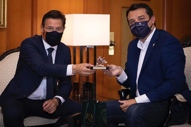 Imagen de la reunión entre los alcaldes de Granada y Málaga (AYUNTAMIENTO)