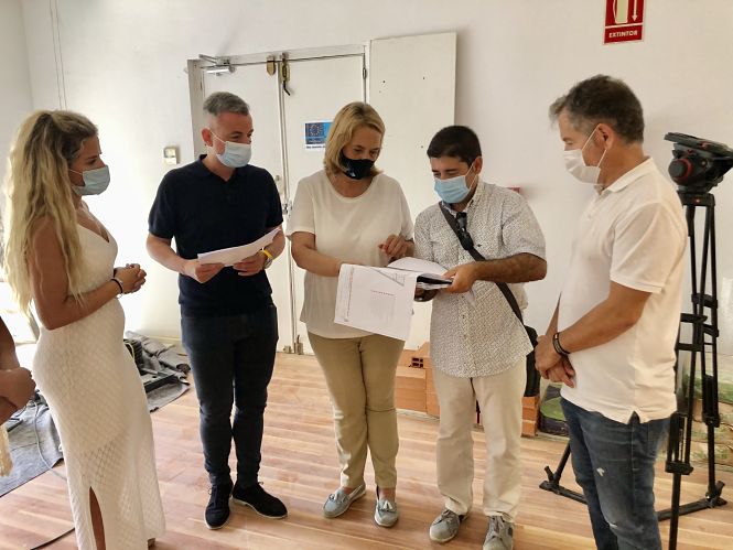 La alcaldesa de Motril ha visitado una de las oficinas (AYTO. MOTRIL)