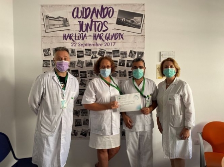 Profesionales del Hospital posan con la acreditación (JUNTA)