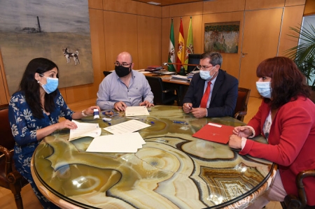 Imagen de la firma del convenio (R. MARTÍNEZ / DIPGRA) 