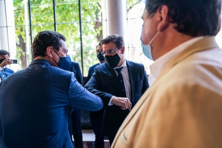 Luis Salvador saluda a Juanma Moreno (AYUNTAMIENTO) Luis Salvador saluda a Juanma Moreno (AYUNTAMIENTO)