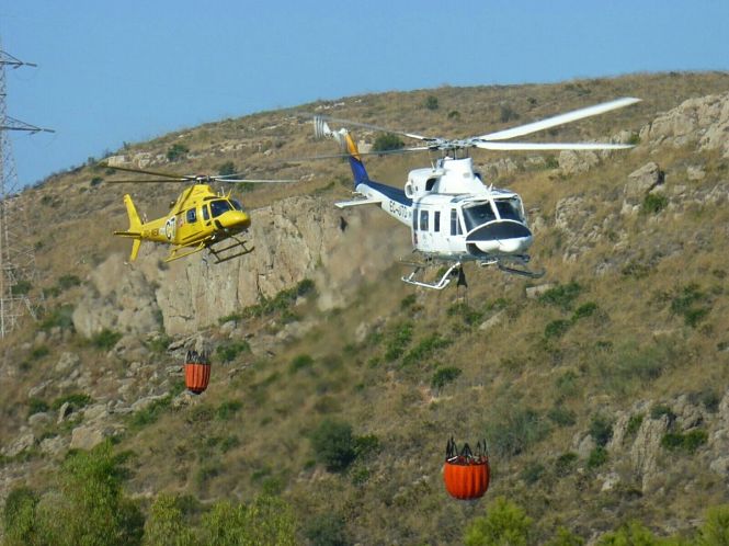 Helicópteros infoca sobrevolando una zona de incendio (EUROPA PRESS/INFOCA) 