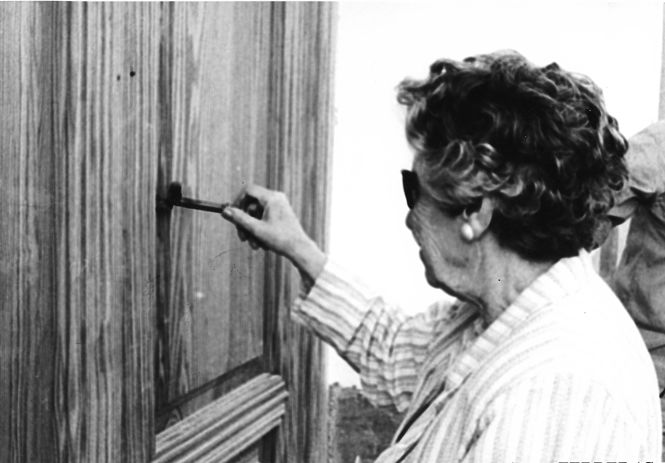 Isabel García Lorca abre la puerta de la Casa Natal de Federico García Lorca (DIPUTACIÓN)