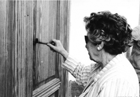 Isabel García Lorca abre la puerta de la Casa Natal de Federico García Lorca (DIPUTACIÓN)