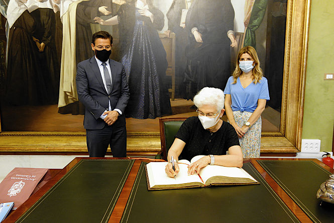 La embajadora de Israel firma en el libro de honor de la ciudad (JAVIER ALGARRA / AYUNTAMIENTO)
