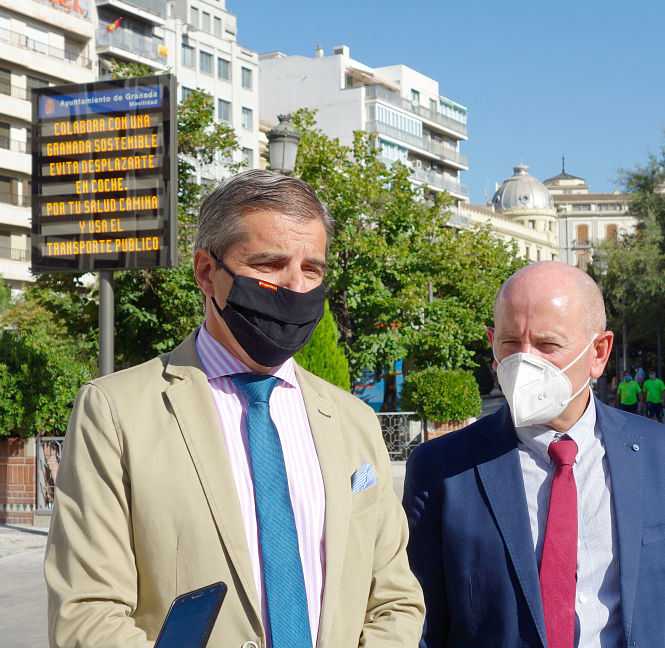 Presentación de los nuevos paneles informativos de la capital (JAVIER ALGARRA / AYUNTAMIENTO)