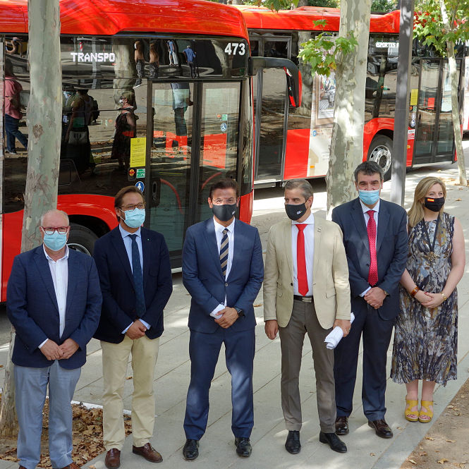 Imagen de la presentación de los nuevos autobuses híbridos de Granada (AYUNTAMIENTO DE GRANADA) 