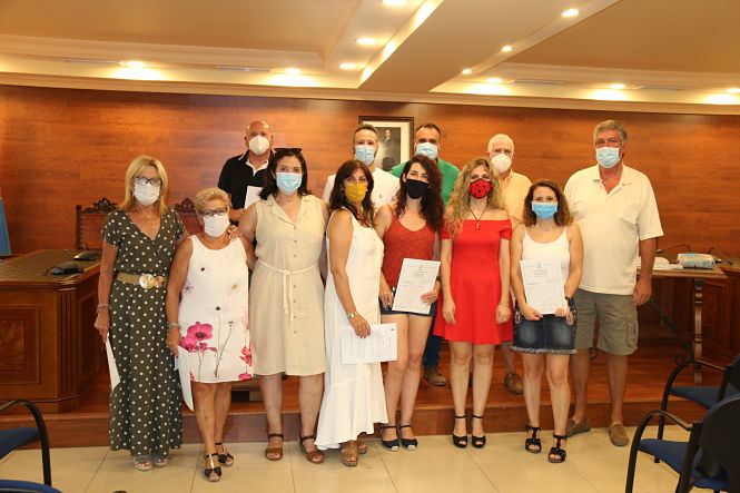 El alcalde junto a las asociaciones beneficiadas (AYTO. ALHENDÍN) 