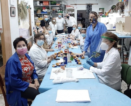 Miembros de la Asociación durante la preparación de los Belenes (ASOCIACIÓN DE BELENISTAS) 
