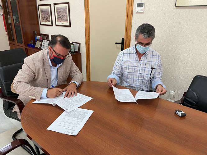 Imagen de la firma de la adjudicación de las obras (AYTO. VEGAS DEL GENIL) 