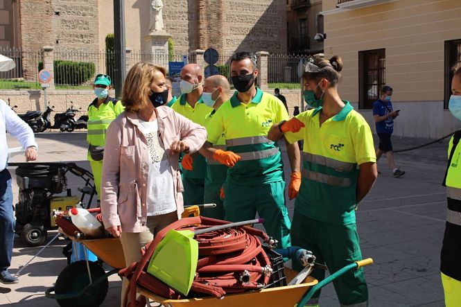Luisa García Chamorro saluda a los nuevos operarios de limpieza (AYTO. MOTRIL) 