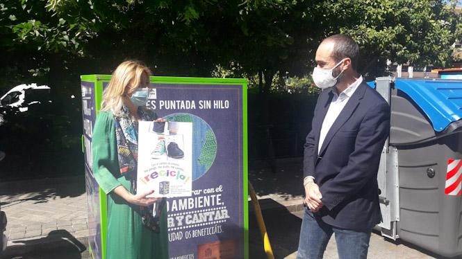 La concejal de Medio Ambiente, Pepa Rubia, con el cartel de la campaña (AYTO. GRANADA) 