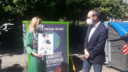 La concejal de Medio Ambiente, Pepa Rubia, con el cartel de la campaña (AYTO. GRANADA) 