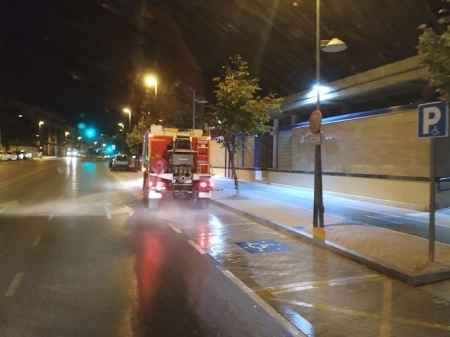 Bomberos en tareas de desinfección (AYTO. GUADIX) 
