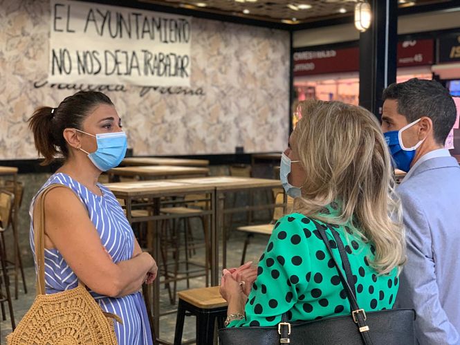 Raquel Ruz con hosteleros del Mercado de San Agustín (PSOE) 