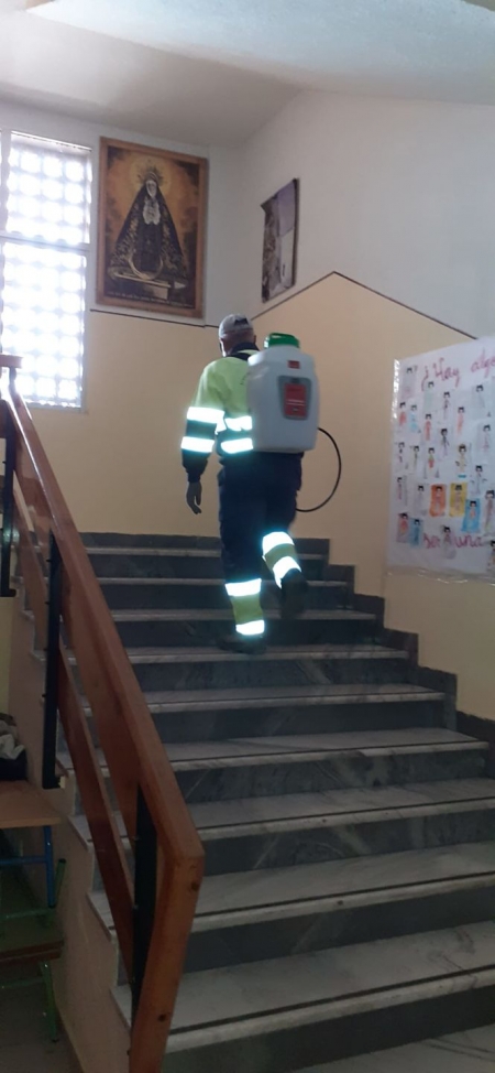 Un operario municipal en tareas de desinfección (AYTO. VEGAS DEL GENIL) 