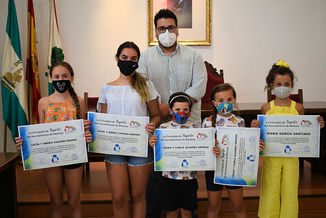 El Concejal de Deportes, Juan José Martínez, con los ganadores del certamen (AYTO. ALBOLOTE) 