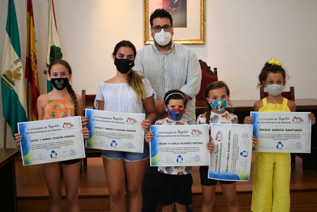 El Concejal de Deportes, Juan José Martínez, con los ganadores del certamen (AYTO. ALBOLOTE) El Concejal de Deportes, Juan José Martínez, con los ganadores del certamen (AYTO. ALBOLOTE)