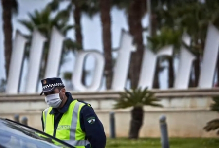 Agente de la Policía Local de Motril durante un control (AYTO. MOTRIL) Agente de la Policía Local de Motril durante un control (AYTO. MOTRIL)