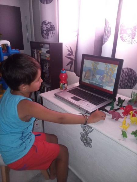 Un niño de Vegas del Genil escucha el cuentacuentos on line (AYTO. VEGAS DEL GENIL)