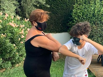 Un nieto saluda a su abuela (AYTO. OTURA) 