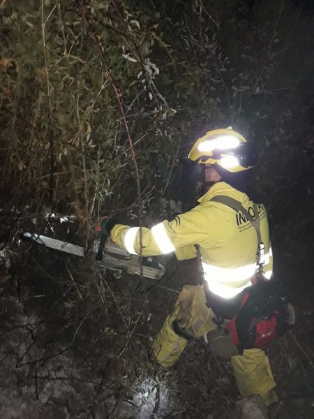 Bombero del Infoca trabajando en la zona (INFOCA) Bombero del Infoca trabajando en la zona (INFOCA)
