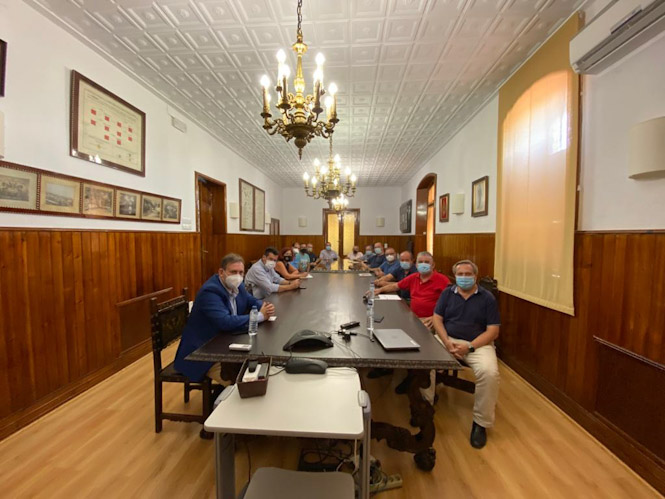 Imagen de la reunión con representantes de Santa Bárbara (PSOE)