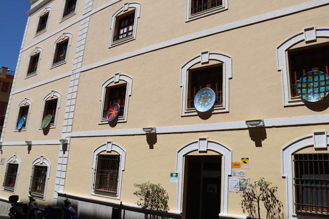 Antenas parabólicas en la fachada del Ayuntamiento de Almuñécar (AYTO. ALMUÑECAR) 