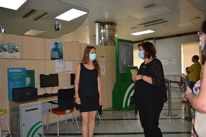 La Delegada de Empleo, Virginia Fernández, ha visitado una de las oficinas del SAE (JUNTA) 