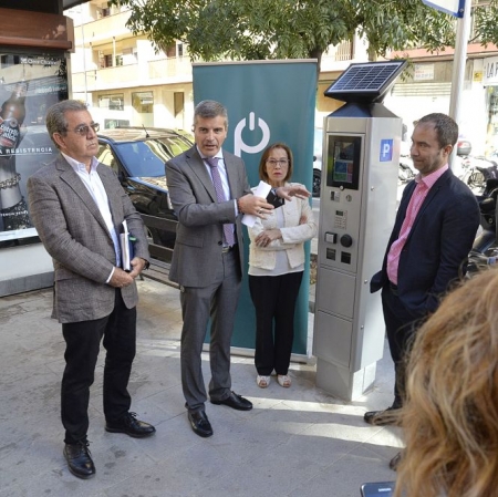 El Concejal de movilidad, César Díaz ha presentado los nuevos parquimetros (JAVIER ALGARRA)