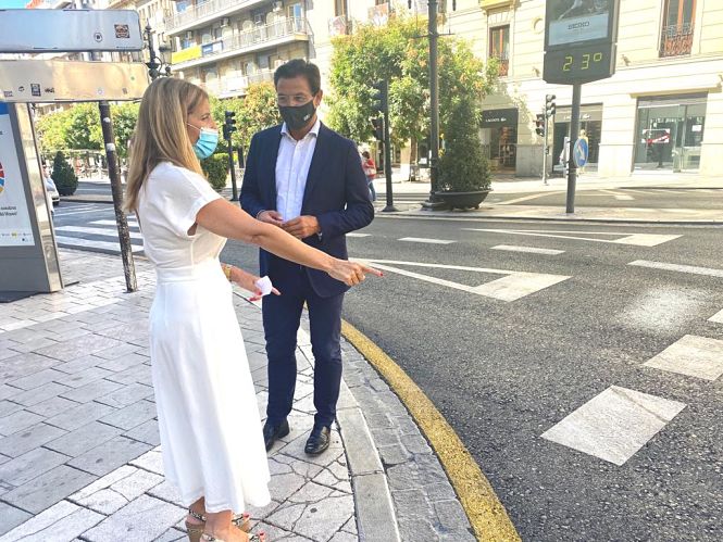 Luis Salvador y Eva Martín han visitado una de las calles asfaltadas (AYUNTAMIENTO GRANADA) 