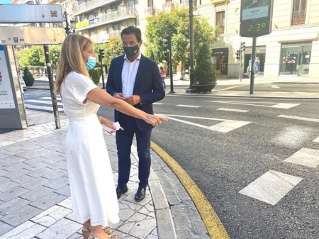 Luis Salvador y Eva Martín han visitado una de las calles asfaltadas (AYUNTAMIENTO GRANADA) 