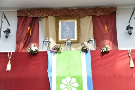 Uno de los balcones engalanados durante una edición anterior (AYTO. OTURA) Uno de los balcones engalanados durante una edición anterior (AYTO. OTURA)