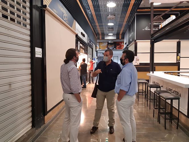 Onofre Miralles durante la visita al Mercado de San Agustín (VOX) 