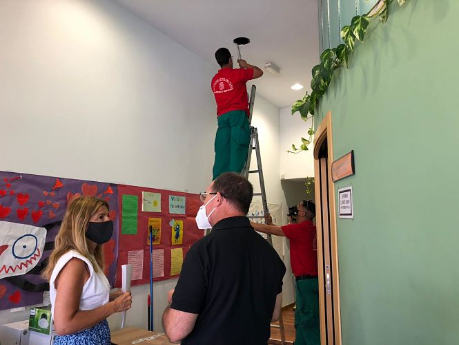 Un operario cambia la iluminación ante la mirada de la Concejal de Mantenimiento (AYTO. GRANADA) 