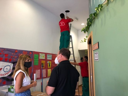 Un operario cambia la iluminación ante la mirada de la Concejal de Mantenimiento (AYTO. GRANADA) 